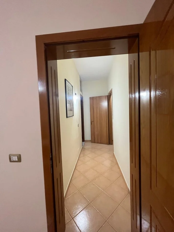 Tirane, jepet me qera Vile 1+1 Kati 2, 64 m² 350 € (Rruga e Kavajes)
