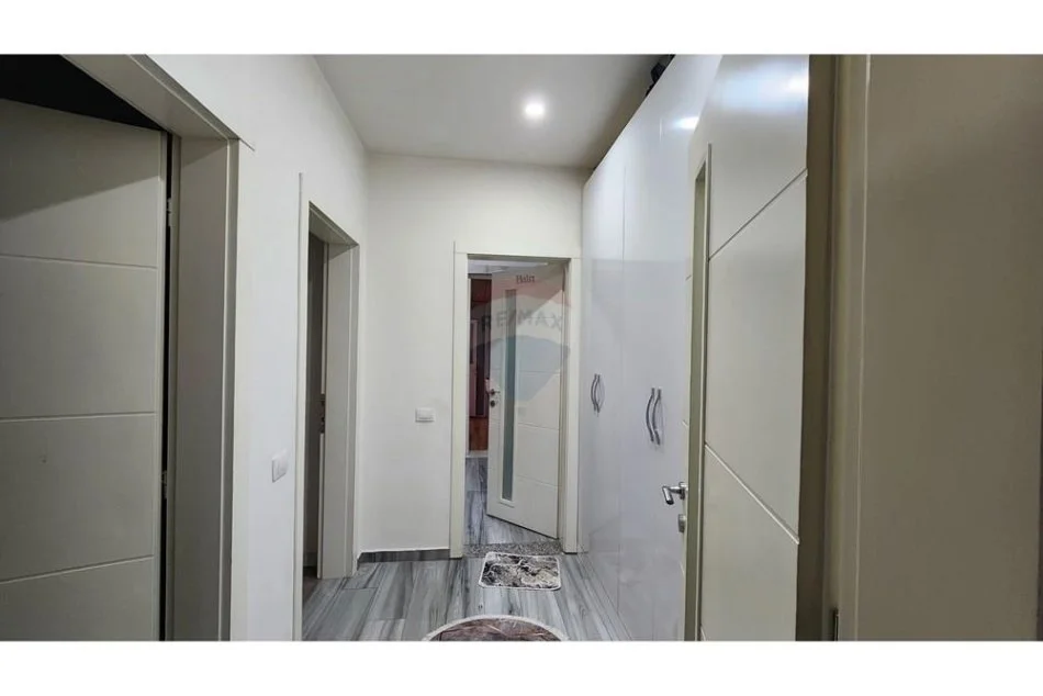 Tirane, jepet me qera apartament  2+1+Ballkon Kati 2, 223 m²