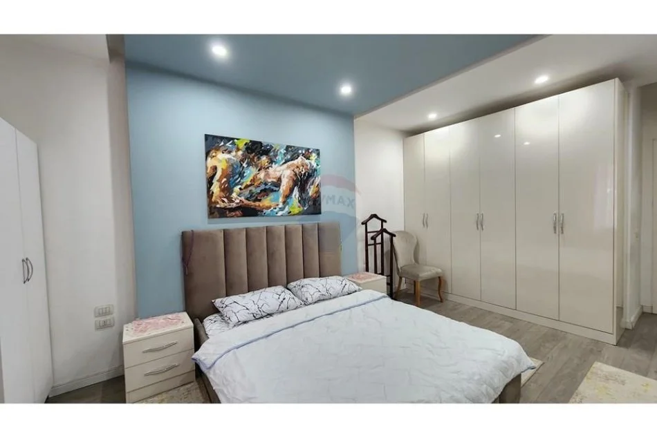 Tirane, jepet me qera apartament  2+1+Ballkon Kati 2, 223 m²