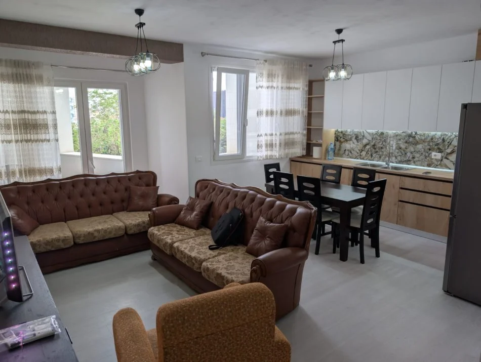 Tirane, jap me qera apartament 2+1+Ballkon Kati 2, 96 m² 700 € (River Residence, Astir.)