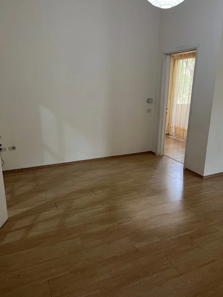 Tirane, jepet me qera apartament 1+1 Kati 1, 84 m² 500 € (Afer Shkolles se Kuqe)