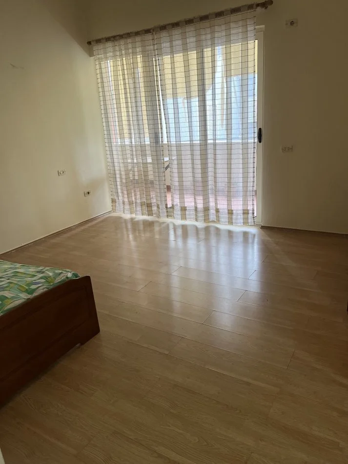 Tirane, jepet me qera apartament 1+1 Kati 1, 84 m² 500 € (Afer Shkolles se Kuqe)