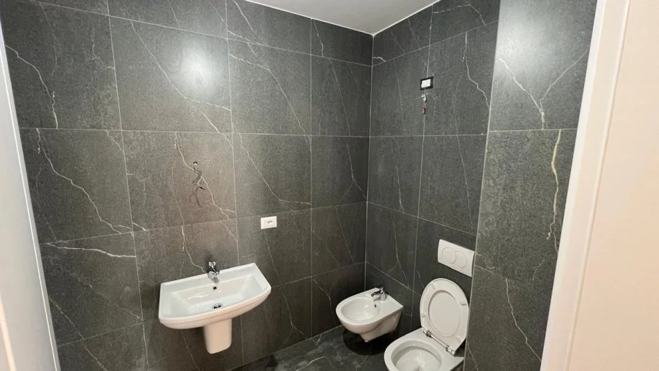 Tirane, jepet me qera zyre Kati 7, 136 m² 1.400 € (Lake View)