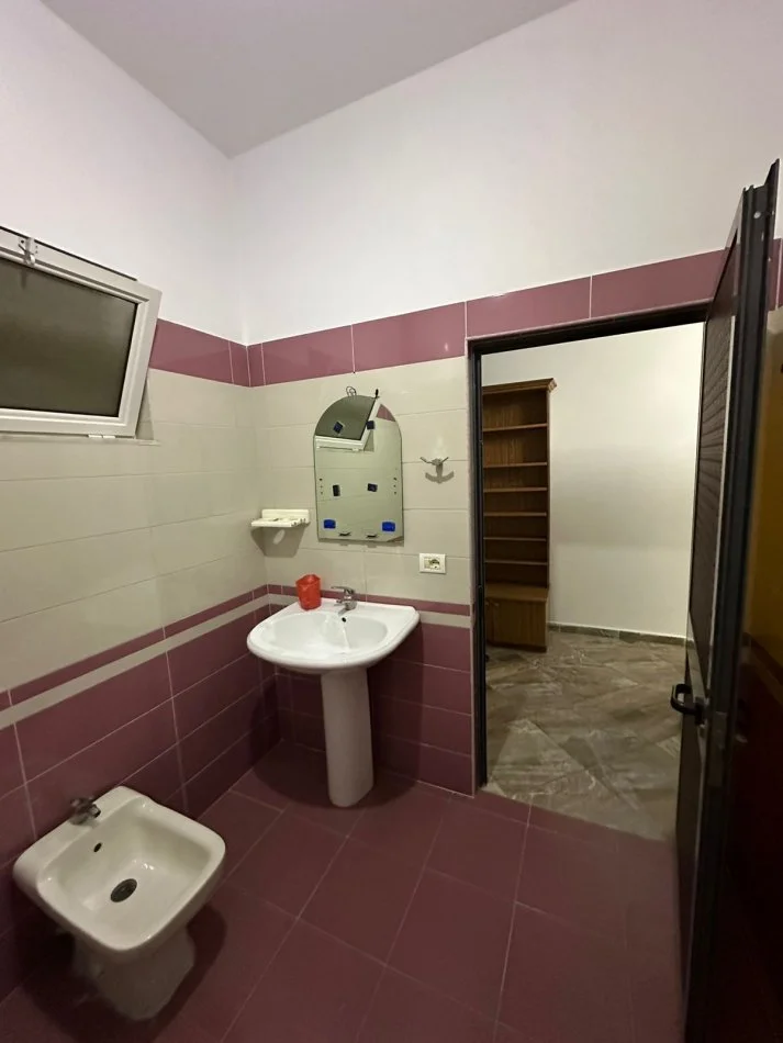 Tirane, jap me qera Vile 2+1+Aneks Kati 0, 200 m² 400 € (Pavllo Pavli)