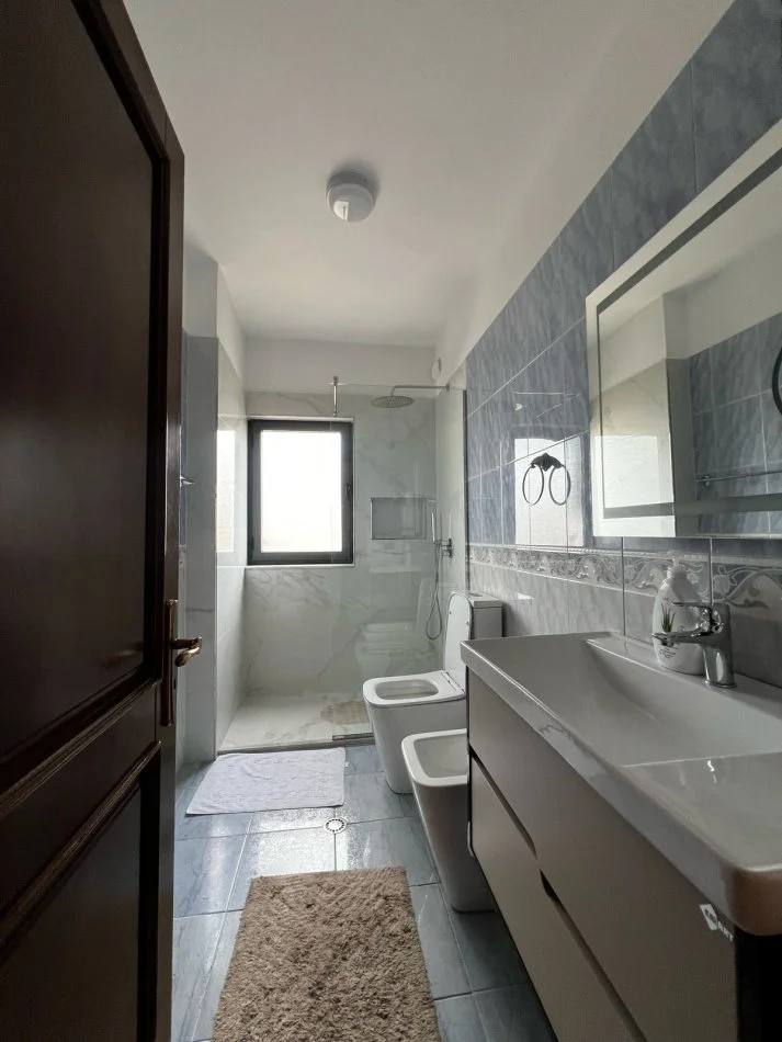 Tirane, jepet me qera apartament 2+1+Ballkon Kati 4, 115 m² 650 € (Rruga e Saraceve .)