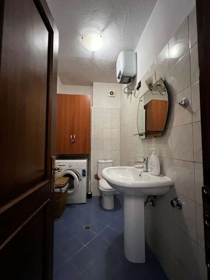 Tirane, jepet me qera apartament 2+1+Ballkon Kati 4, 115 m² 650 € (Rruga e Saraceve .)