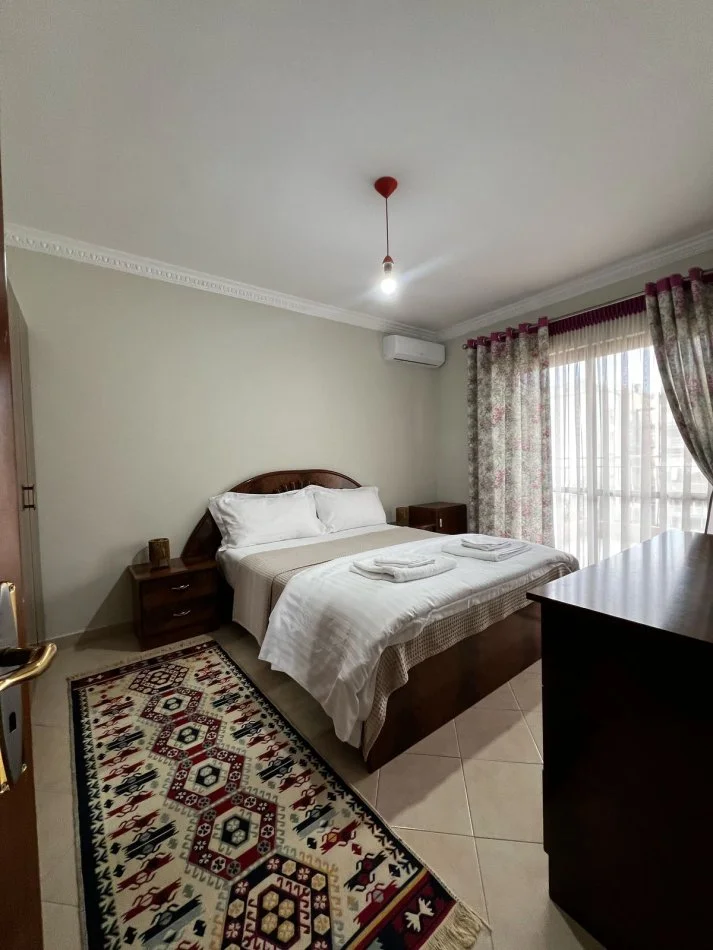 Tirane, jepet me qera apartament 2+1+Ballkon Kati 4, 115 m² 650 € (Rruga e Saraceve .)