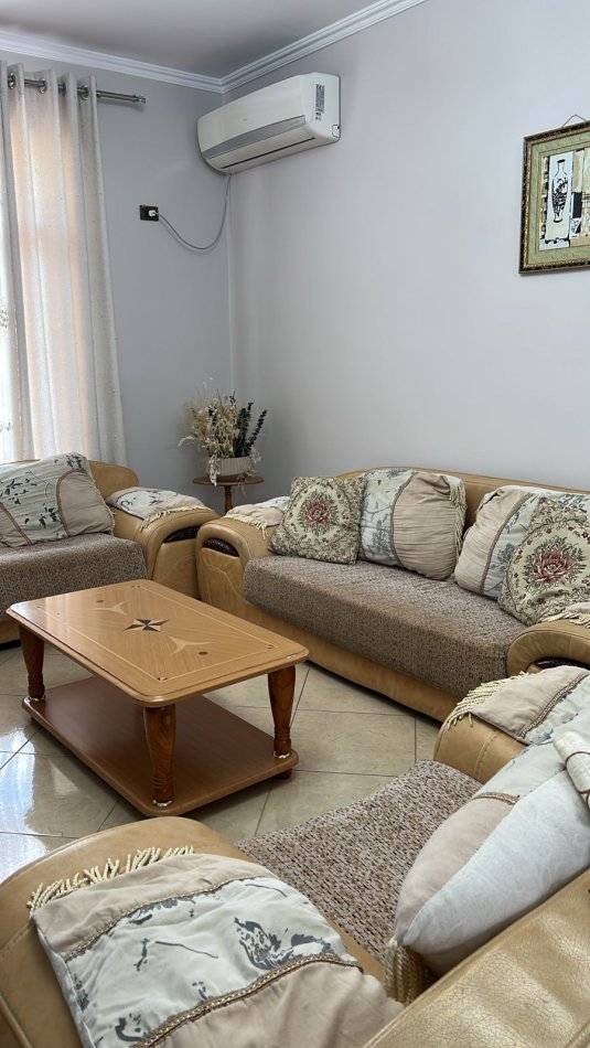 Tirane, jepet me qera apartament 1+1+Ballkon Kati 2, 61 m² 830 € (SAUK)