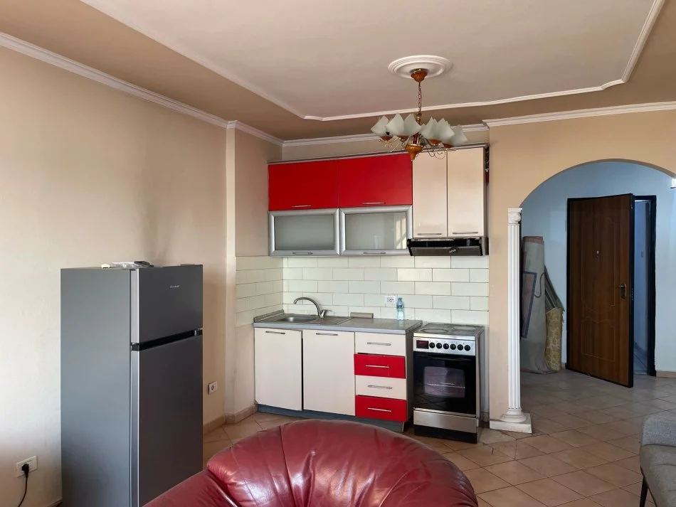 Tirane, jepet me qera apartament 1+1+Ballkon Kati 11, 80 m² 500 € (rruga e kavajees)