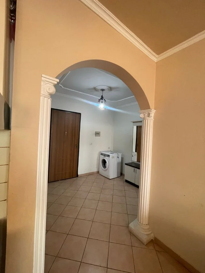 Tirane, jepet me qera apartament 1+1+Ballkon Kati 11, 80 m² 500 € (rruga e kavajees)