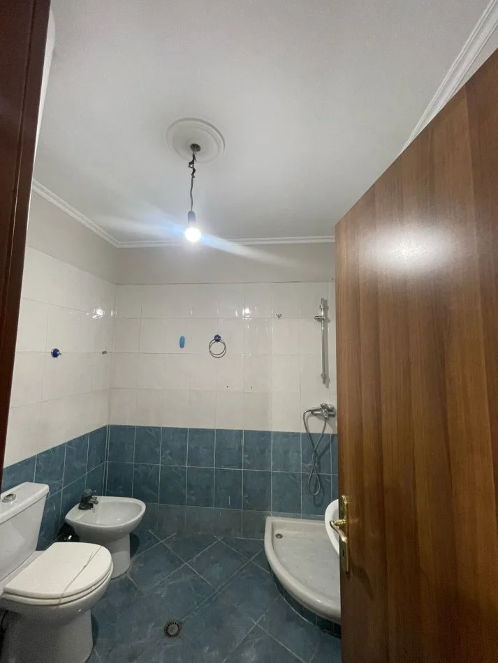 Tirane, jepet me qera apartament 1+1+Ballkon Kati 11, 80 m² 500 € (rruga e kavajees)