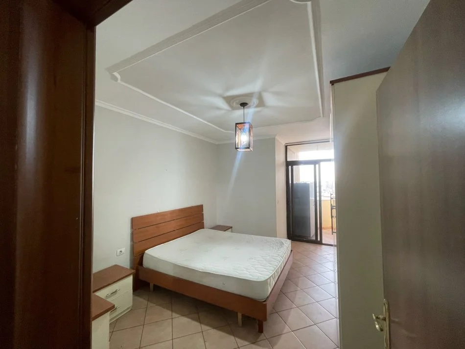 Tirane, jepet me qera apartament 1+1+Ballkon Kati 11, 80 m² 500 € (rruga e kavajees)