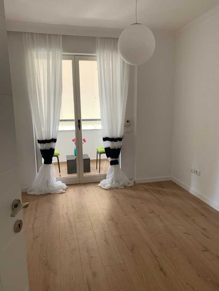 Tirane, jepet me qera apartament 2+1 Kati 2, 107 m² 850 € (Rruga e Kosovareve)