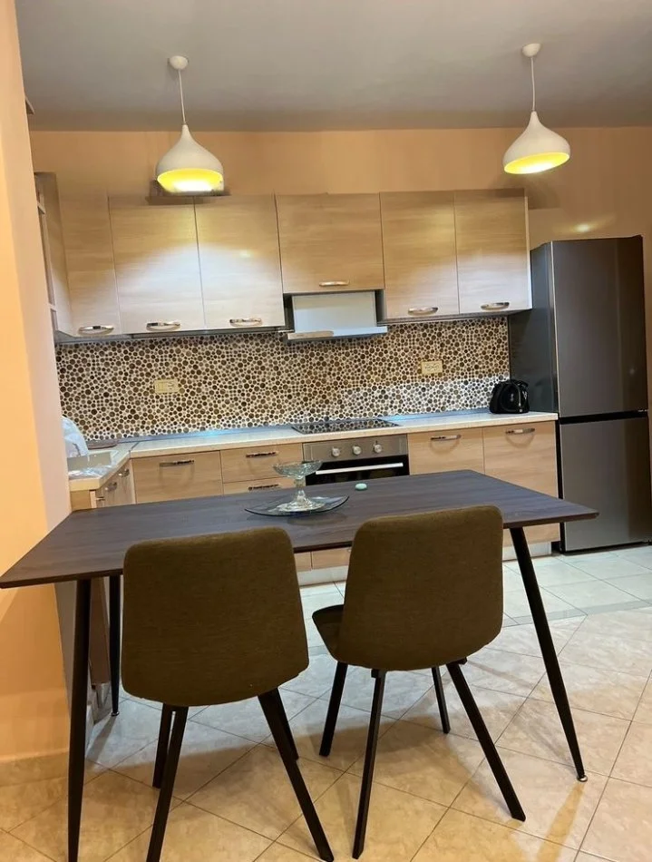 Tirane, jepet me qera apartament 2+1+Ballkon Kati 9, 100 m² 450 € (Kthesa e Kamzes)