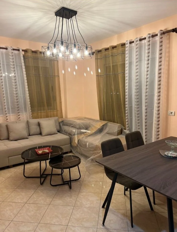 Tirane, jepet me qera apartament 2+1+Ballkon Kati 9, 100 m² 450 € (Kthesa e Kamzes)
