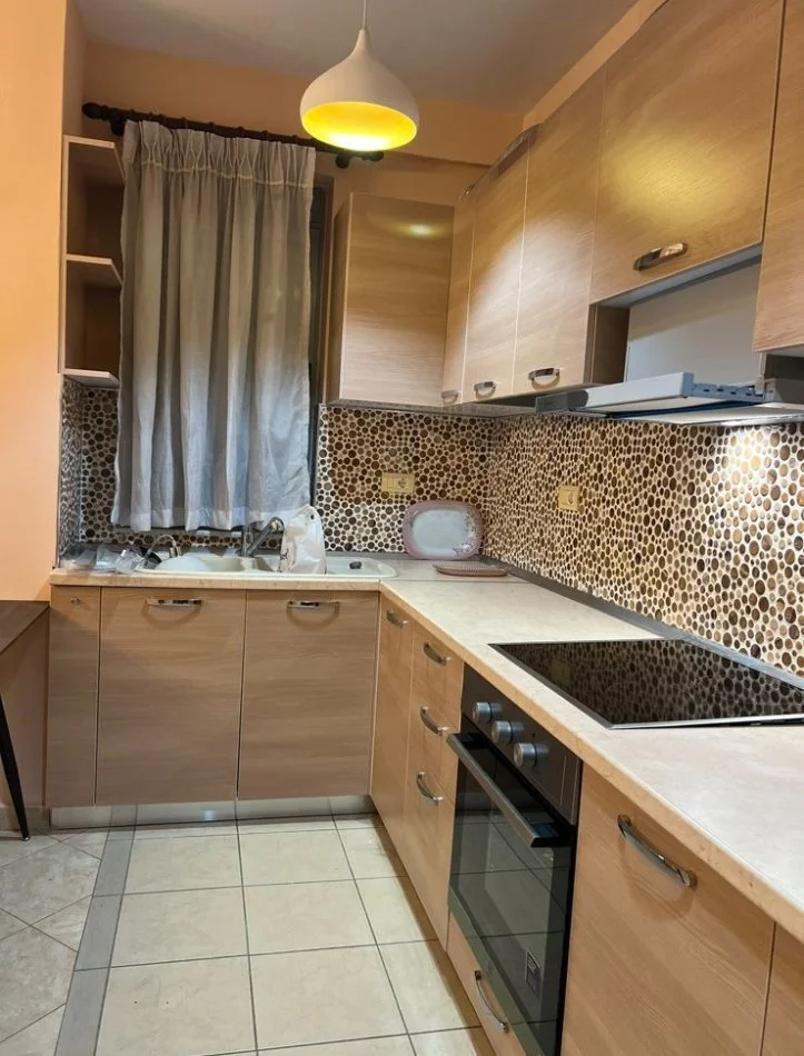 Tirane, jepet me qera apartament 2+1+Ballkon Kati 9, 100 m² 450 € (Kthesa e Kamzes)