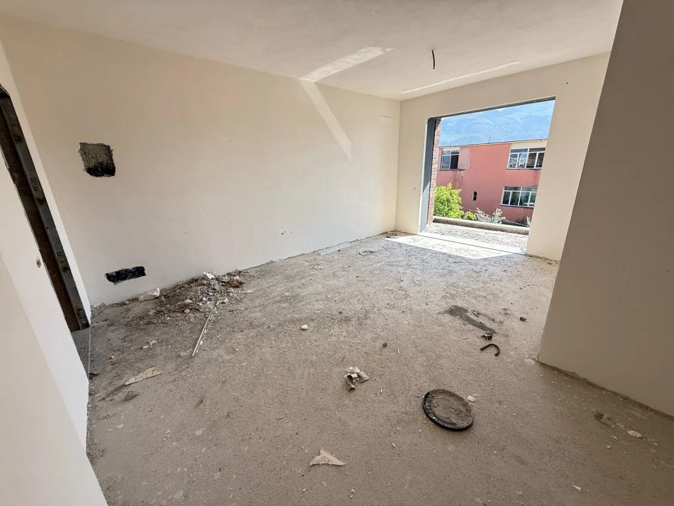 Tirane, shes apartament 2+1+Ballkon Kati 2, 93 m² 150.000 € (rruga 5 maji)