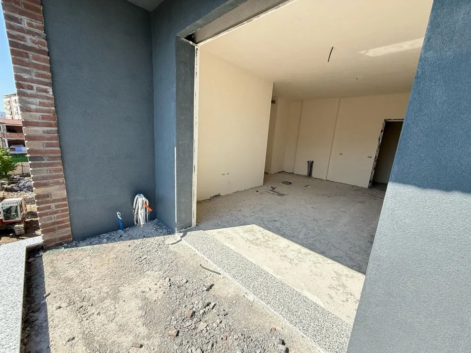 Tirane, shes apartament 2+1+Ballkon Kati 2, 93 m² 150.000 € (rruga 5 maji)