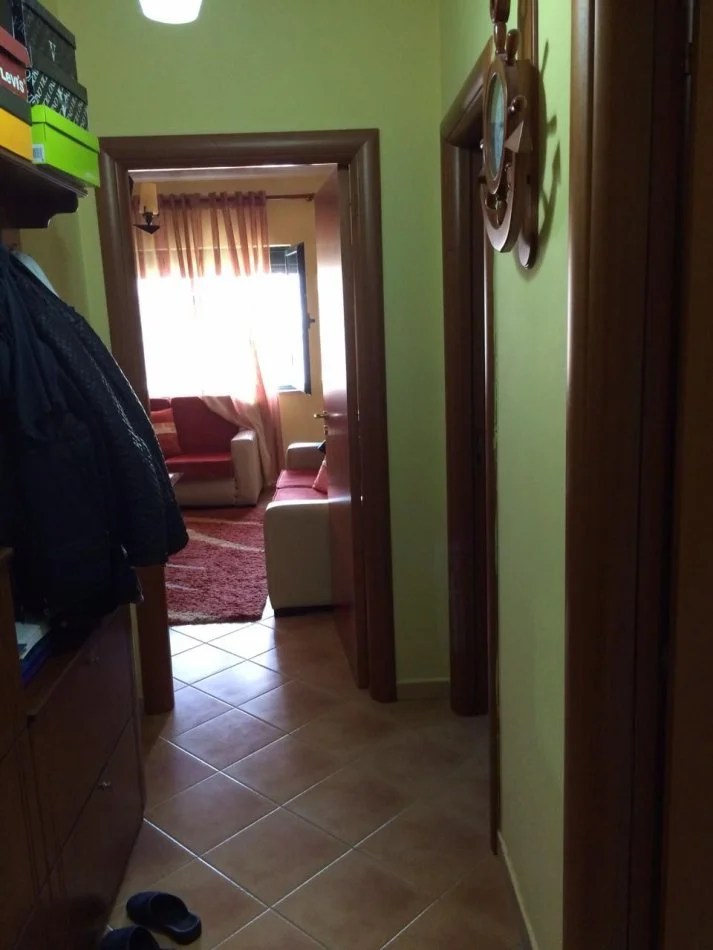 Tirane, jepet me qera apartament 2+1+Ballkon Kati 2, 72 m² 500 € (Rruga e Burgut)