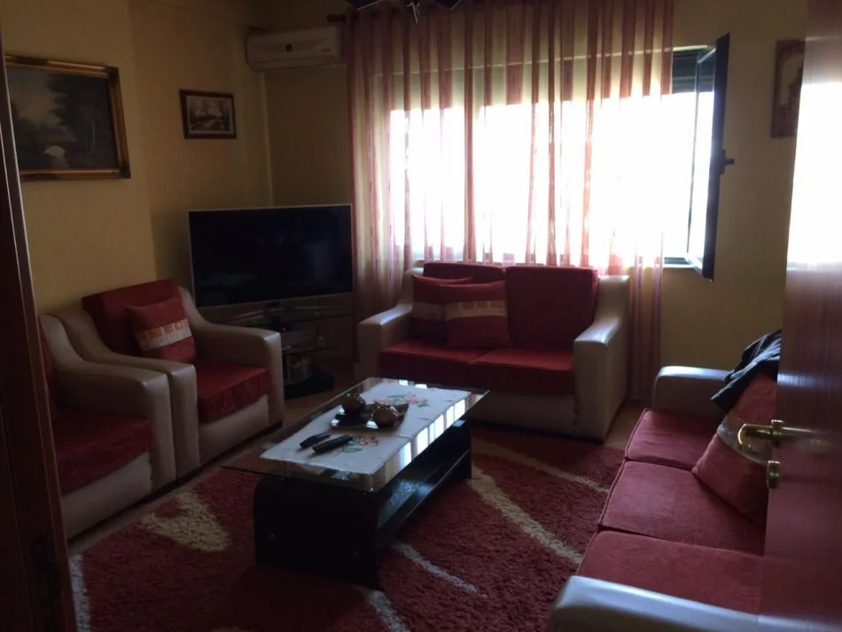 Tirane, jepet me qera apartament 2+1+Ballkon Kati 2, 72 m² 500 € (Rruga e Burgut)