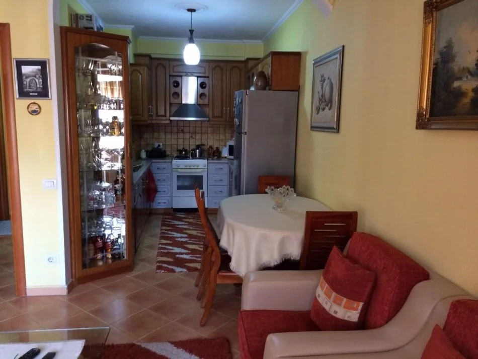 Tirane, jepet me qera apartament 2+1+Ballkon Kati 2, 72 m² 500 € (Rruga e Burgut)