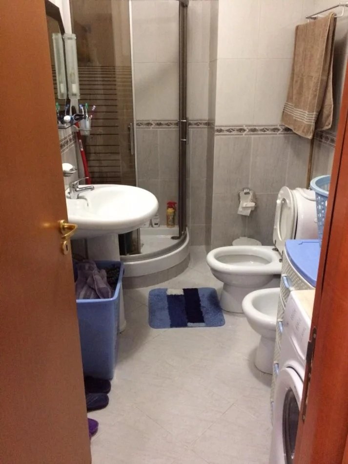 Tirane, jepet me qera apartament 2+1+Ballkon Kati 2, 72 m² 500 € (Rruga e Burgut)