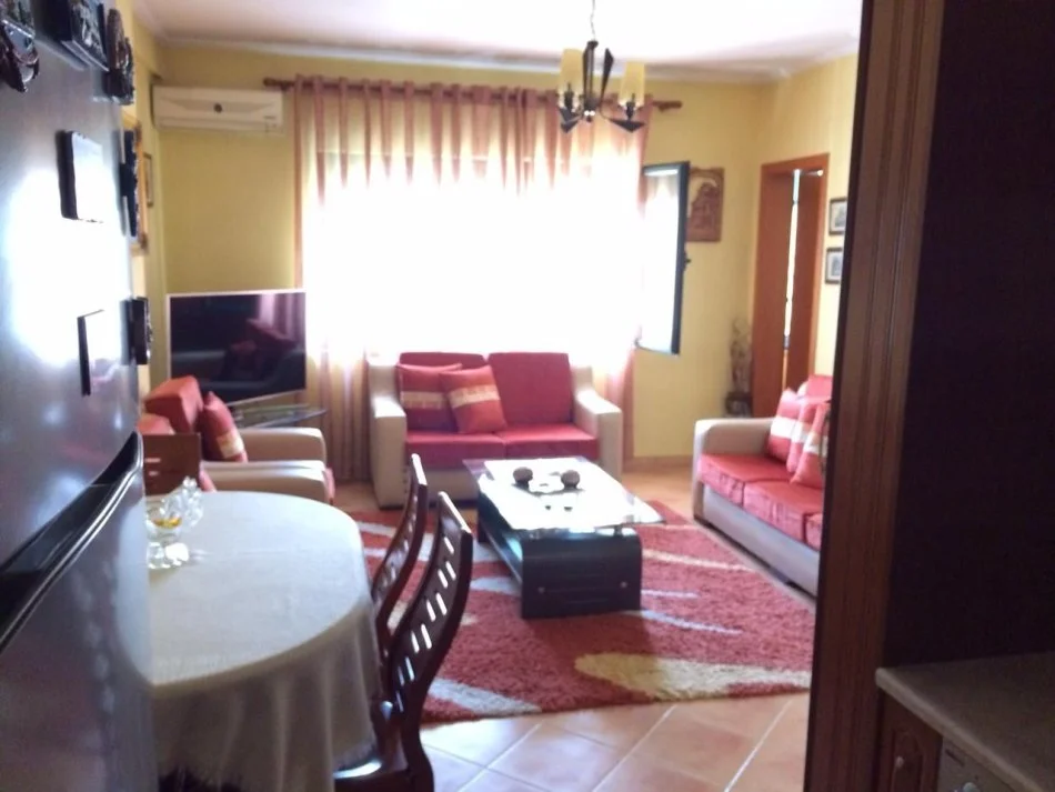 Tirane, jepet me qera apartament 2+1+Ballkon Kati 2, 72 m² 500 € (Rruga e Burgut)