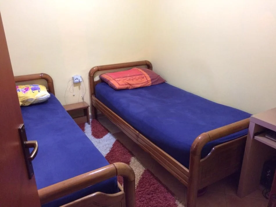 Tirane, jepet me qera apartament 2+1+Ballkon Kati 2, 72 m² 500 € (Rruga e Burgut)