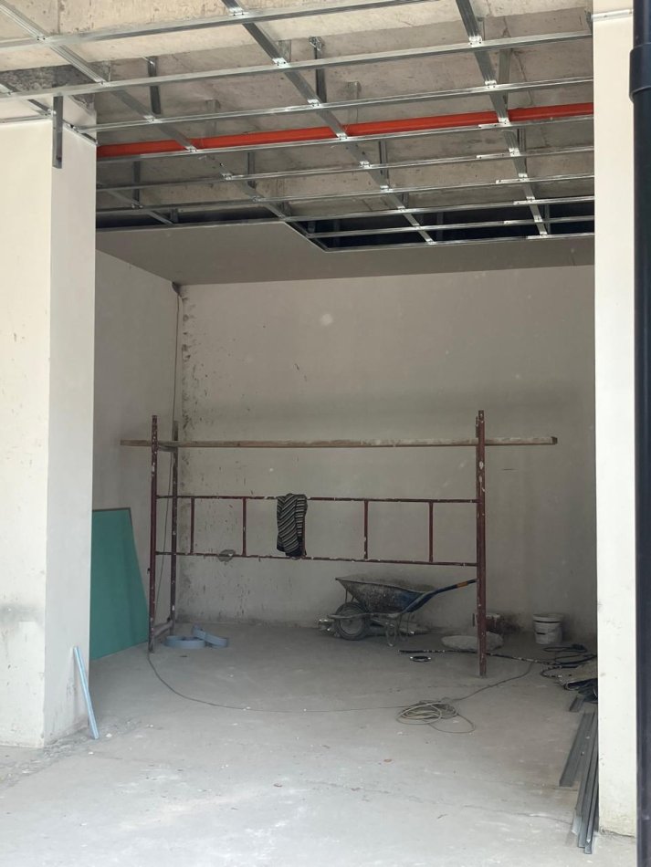 Tirane, jepet me qera zyre Kati 0, 65 m² 1.800 € (JEPET ME QERA AMBIENT BIZNESI NE RRUGE KRYESORE ZONA BRRYL)