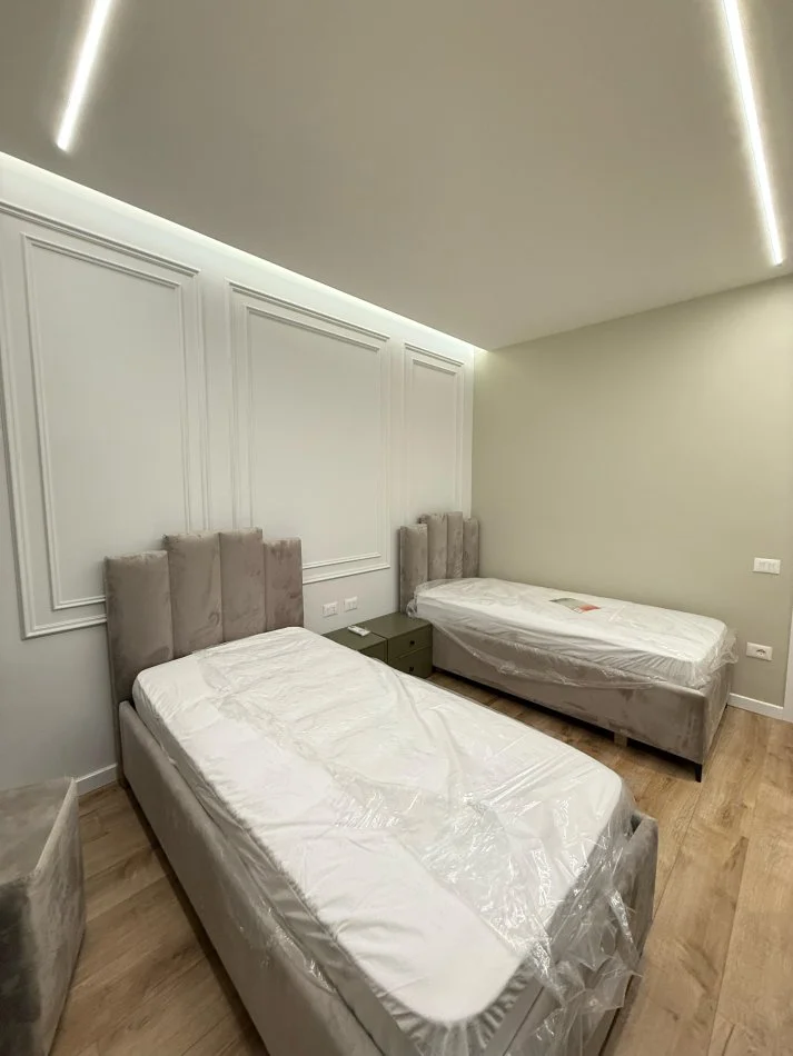 Tirane, jepet me qera apartament 2+1+Ballkon Kati 4, 110 m² 1.500 € (Liqeni i Thate)