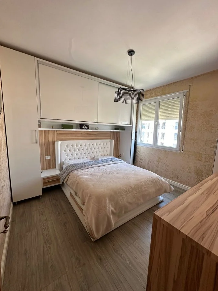 Tirane, jepet me qera apartament 2+1 Kati 4, 90 m² 700 € (Ish fusha e aviacionit, kompleksi IBN)