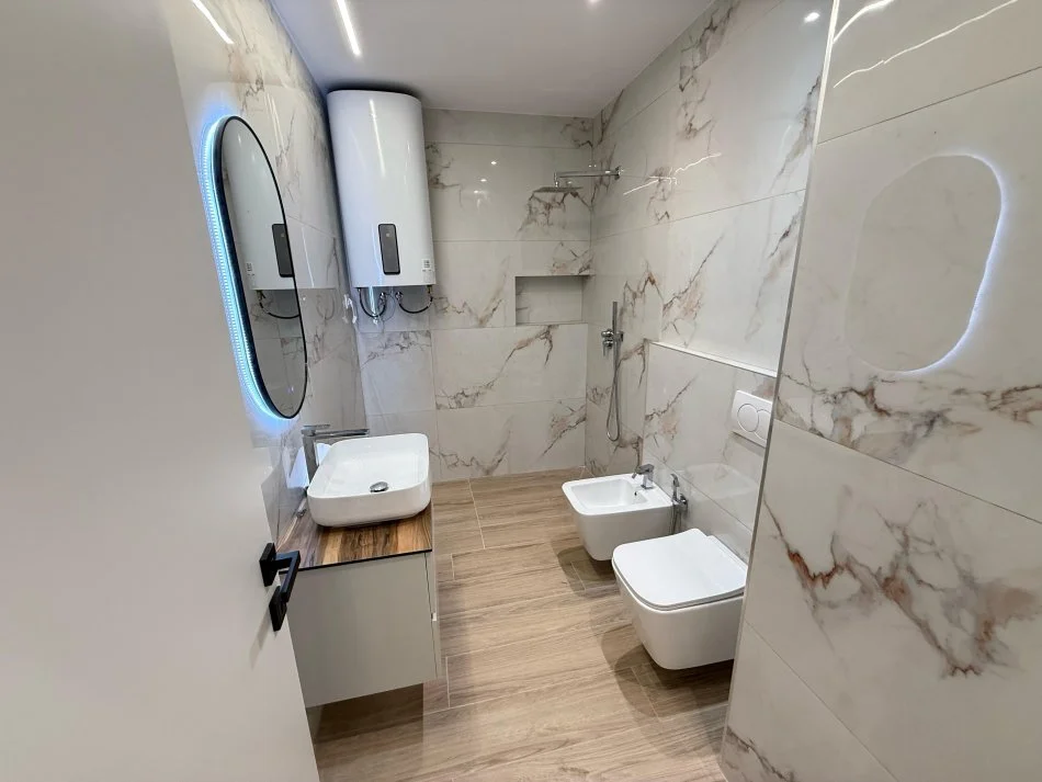 Tirane, shes apartament 2+1+Ballkon Kati 2, 93 m² 265.000 € (rruga Him Kolli)