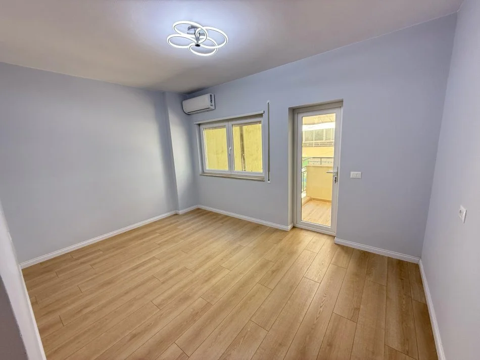 Tirane, shes apartament 2+1+Ballkon Kati 2, 93 m² 265.000 € (rruga Him Kolli)