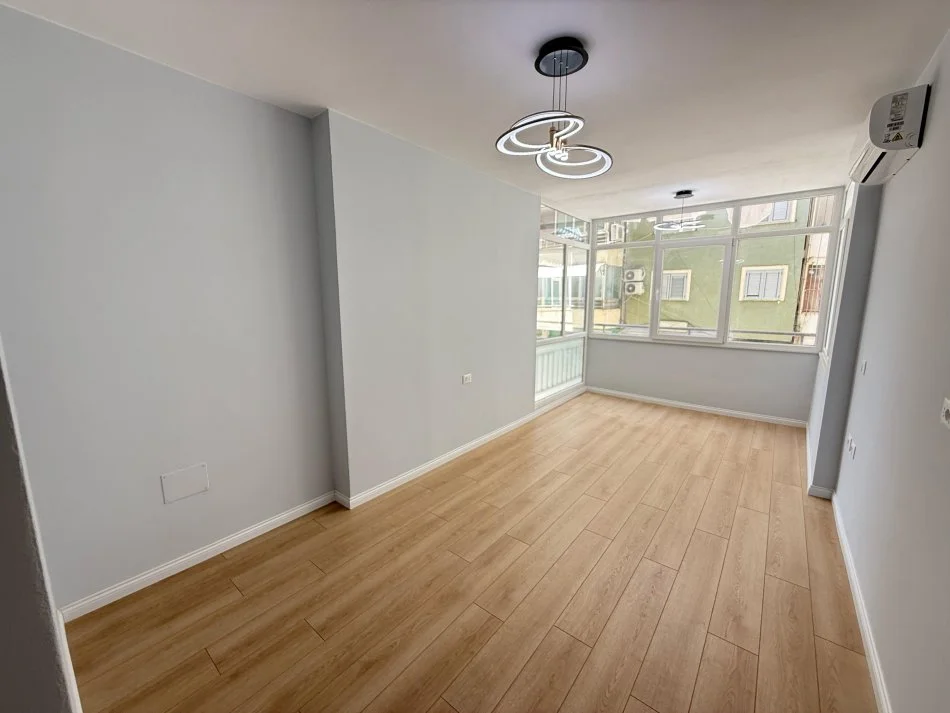 Tirane, shes apartament 2+1+Ballkon Kati 2, 93 m² 265.000 € (rruga Him Kolli)