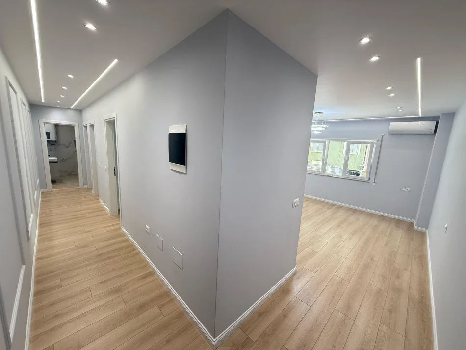 Tirane, shes apartament 2+1+Ballkon Kati 2, 93 m² 265.000 € (rruga Him Kolli)