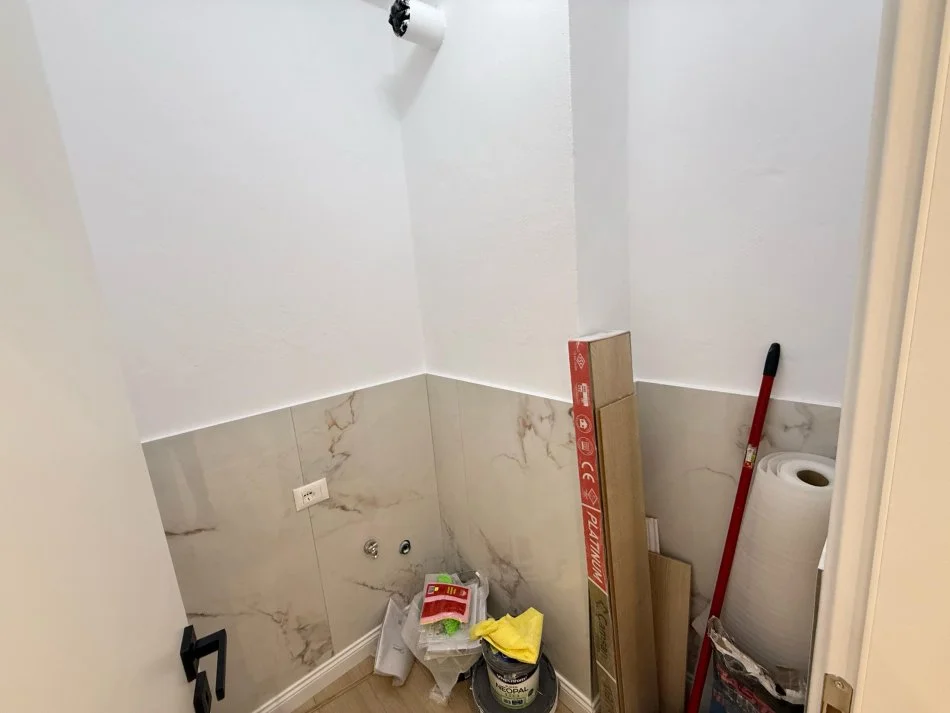 Tirane, shes apartament 2+1+Ballkon Kati 2, 93 m² 265.000 € (rruga Him Kolli)