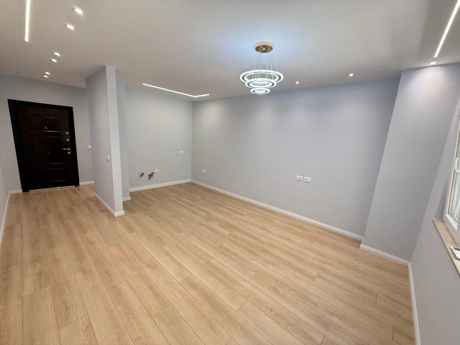 Tirane, shes apartament 2+1+Ballkon Kati 2, 93 m² 265.000 € (rruga Him Kolli)