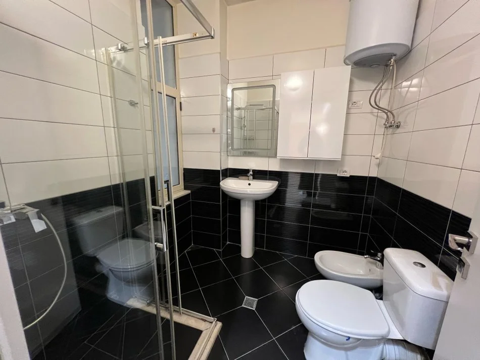 Tirane, jepet me qera apartament 2+1+Ballkon Kati 3, 100 m² 850 € (Rruga Don Bosko)