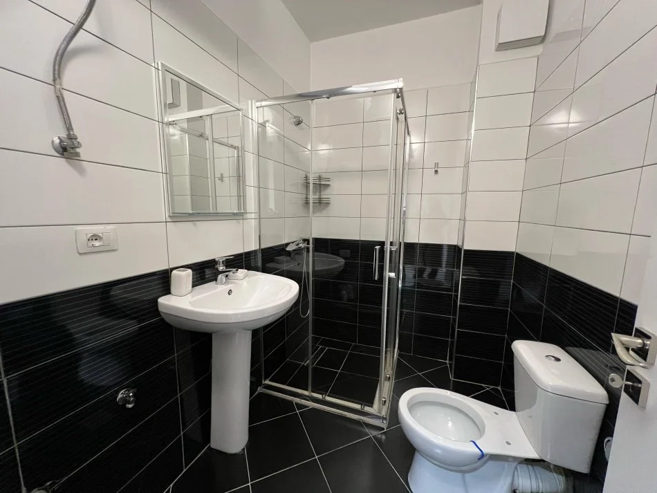 Tirane, jepet me qera apartament 2+1+Ballkon Kati 3, 100 m² 850 € (Rruga Don Bosko)