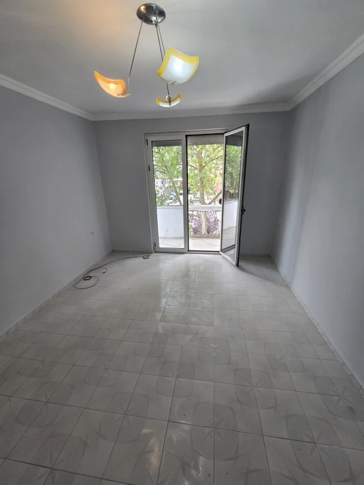 Tirane, shitet apartament 2+1+Ballkon Kati 3, 65 m² 150.000 € (Rruga Kavajës, Pranë Poliklinës 9)
