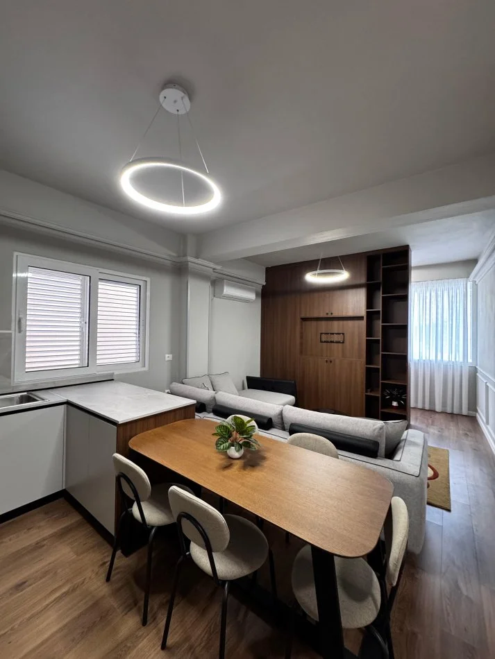 Tirane, jepet me qera apartament 2+1+Ballkon Kati 1, 100 m² 500 € (rruga e kokonozeve)