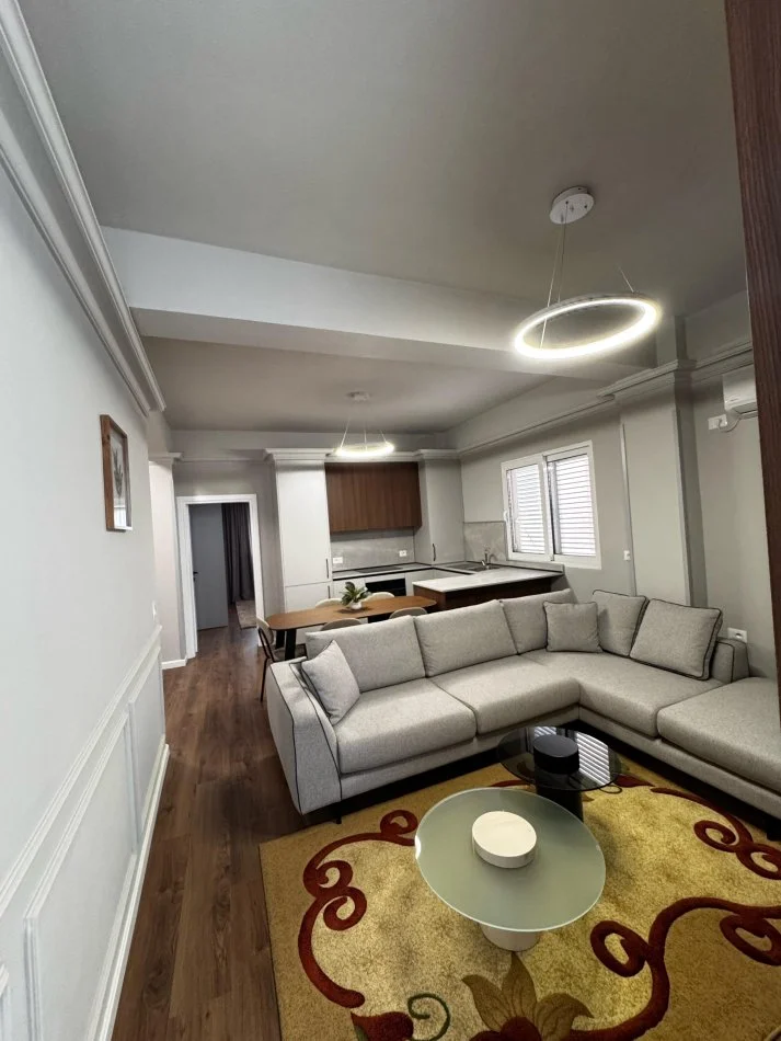 Tirane, jepet me qera apartament 2+1+Ballkon Kati 1, 100 m² 500 € (rruga e kokonozeve)