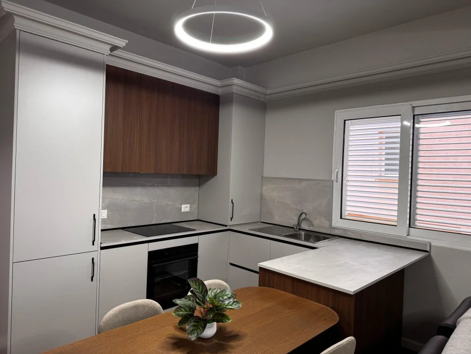 Tirane, jepet me qera apartament 2+1+Ballkon Kati 1, 100 m² 500 € (rruga e kokonozeve)