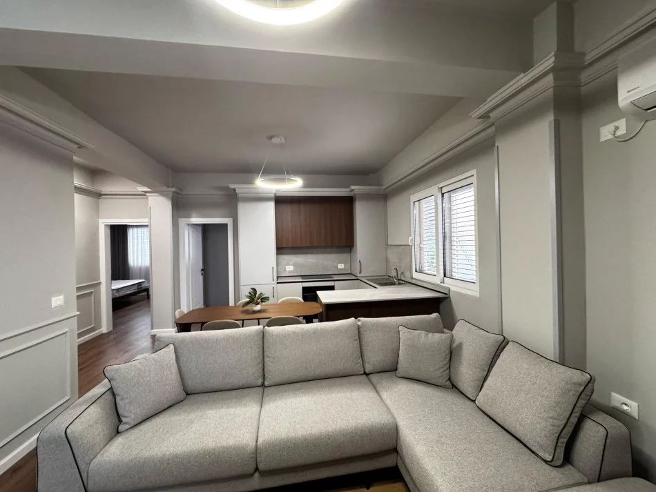 Tirane, jepet me qera apartament 2+1+Ballkon Kati 1, 100 m² 500 € (rruga e kokonozeve)