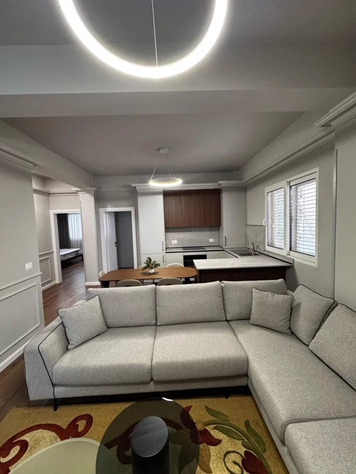 Tirane, jepet me qera apartament 2+1+Ballkon Kati 1, 100 m² 500 € (rruga e kokonozeve)