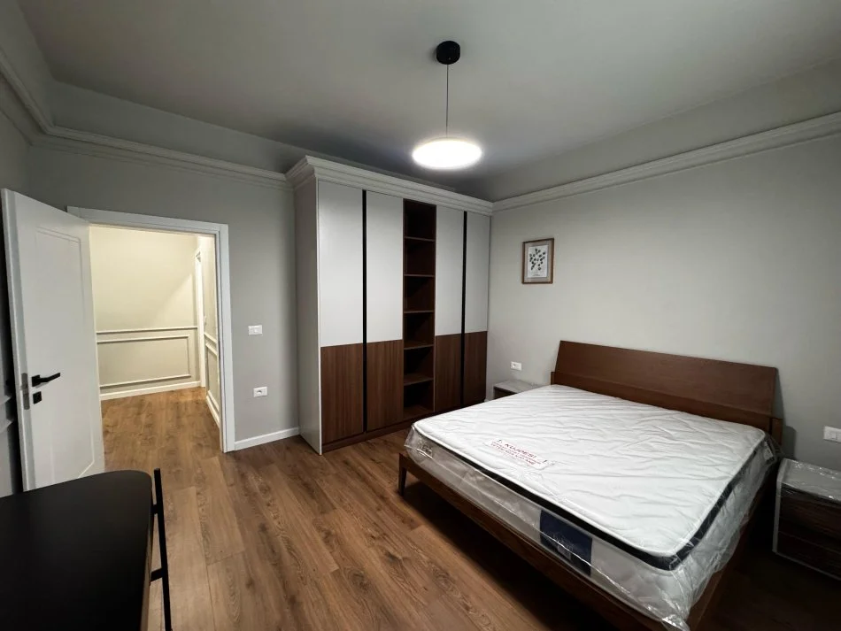 Tirane, jepet me qera apartament 2+1+Ballkon Kati 1, 100 m² 500 € (rruga e kokonozeve)