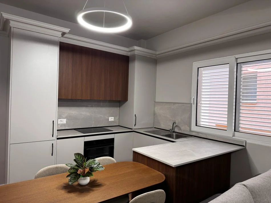 Tirane, jepet me qera apartament 2+1+Ballkon Kati 1, 100 m² 500 € (rruga e kokonozeve)