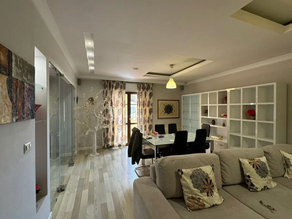 Tirane, jepet me qera 2+1 Kati 5, 850 € (Komuna e Parisit)