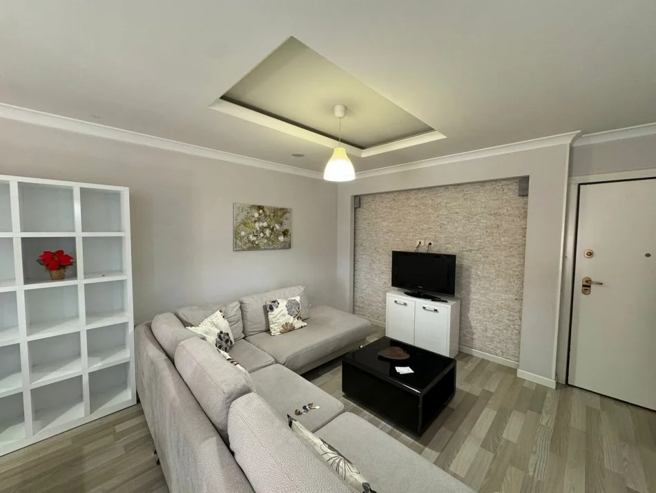 Tirane, jepet me qera 2+1 Kati 5, 850 € (Komuna e Parisit)