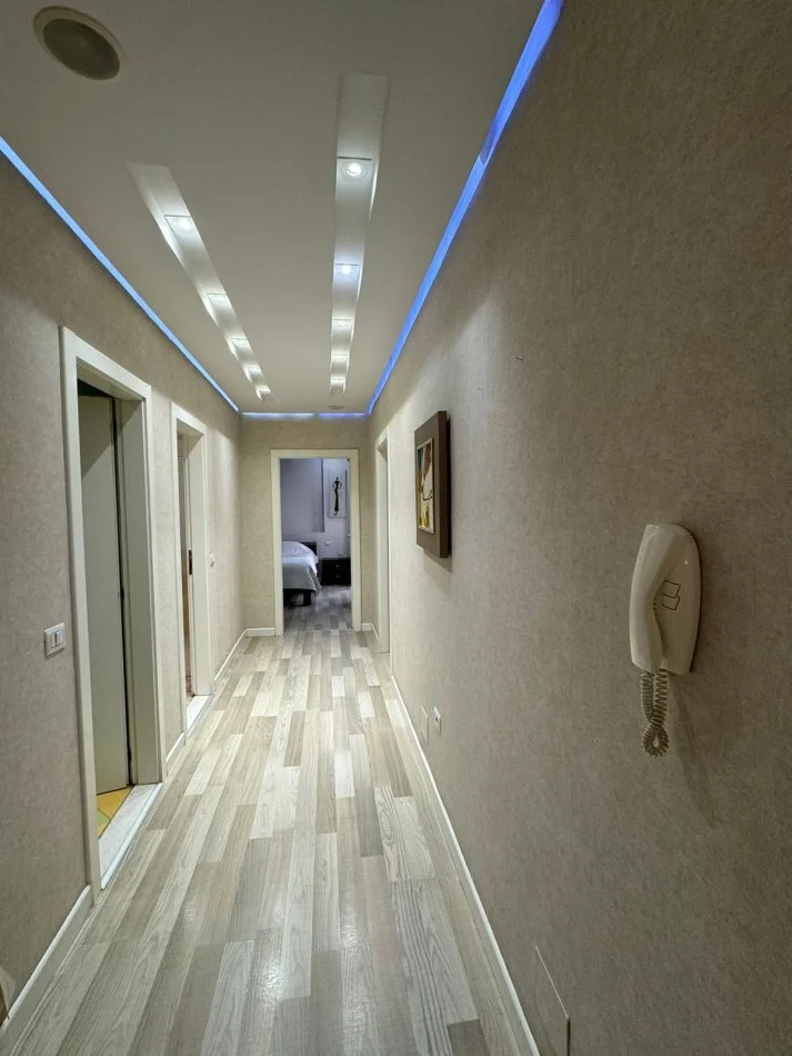 Tirane, jepet me qera 2+1 Kati 5, 850 € (Komuna e Parisit)